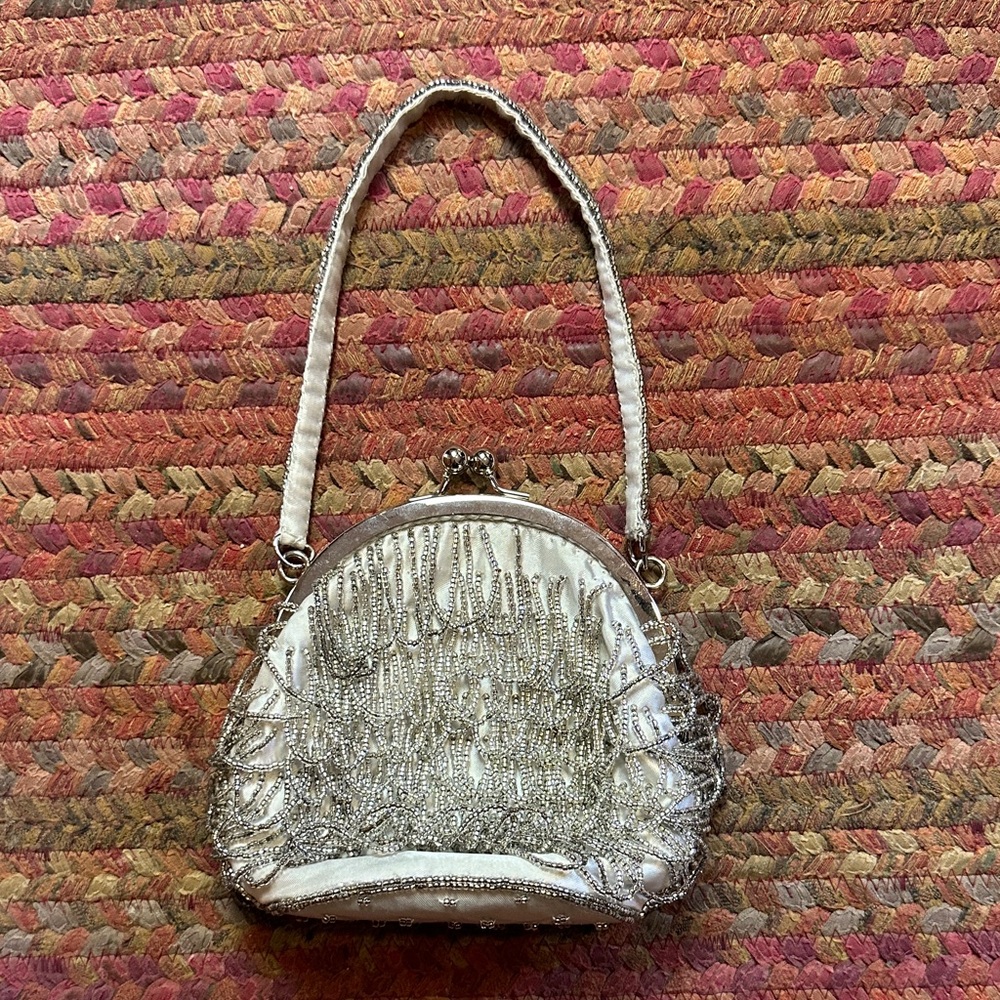 MOONSTRUCK DESIGNS SILVER KISSLOCK DAINTY BEADED FRINGE EVENING MINI BAG